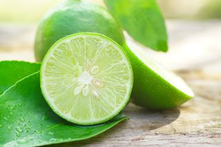绿色的青涩柠檬图片