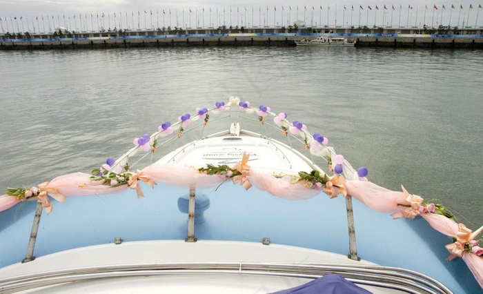 游艇婚礼 船头图片