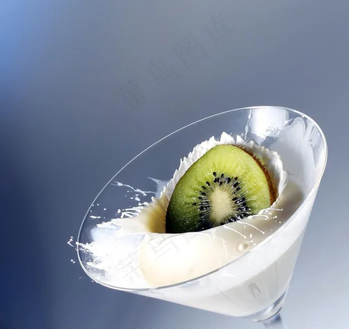 猕猴桃片牛奶飞溅图片