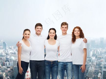 穿着白色T恤的男女