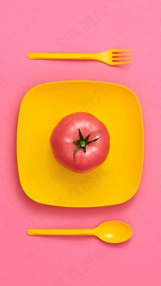 西红柿与黄色的碗具高清摄影图片