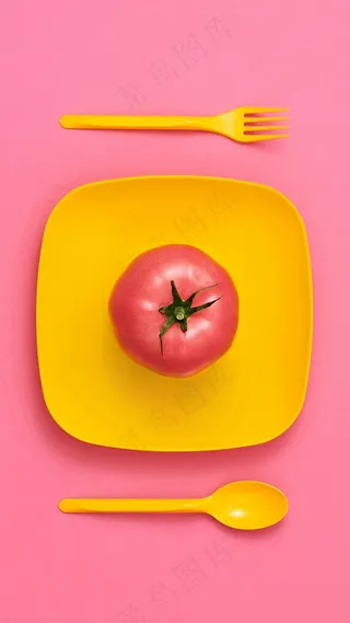 西红柿与黄色的碗具高清摄影图片
