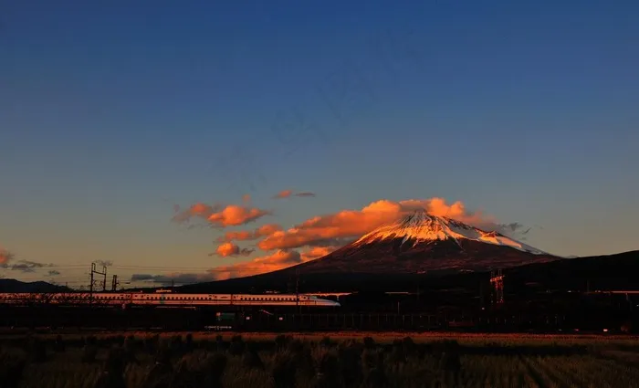 行驶的火车图片