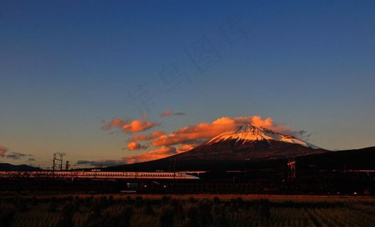 行驶的火车图片