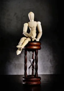 时间沙漏上的玩具图片 时间沙漏上的玩具图片