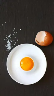 碗里的鸡蛋黄高清摄影图片