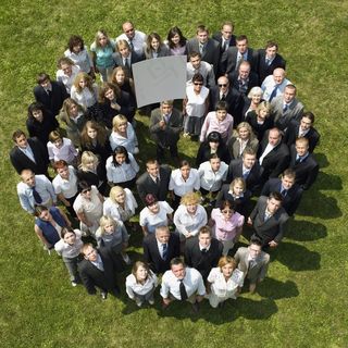 举着空白广告牌的圆形商务团队图片