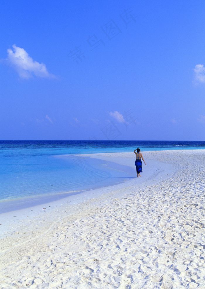 海滩女性背影图片