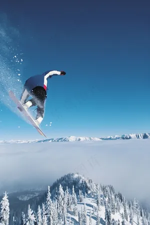 腾空飞跃的滑雪运动员高清图片