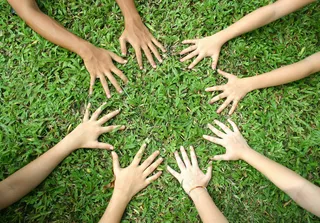 草地上的围成圈的手图片