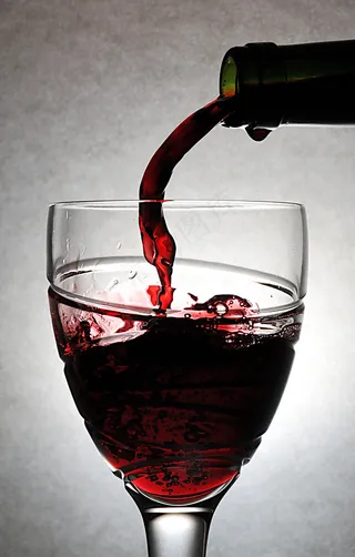 斟红酒图片