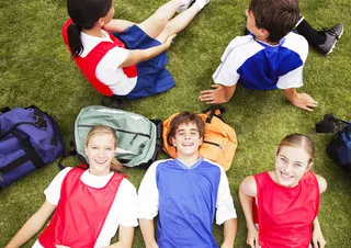 草地上的男女学生图片