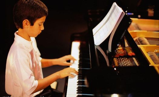 弹钢琴的男孩图片
