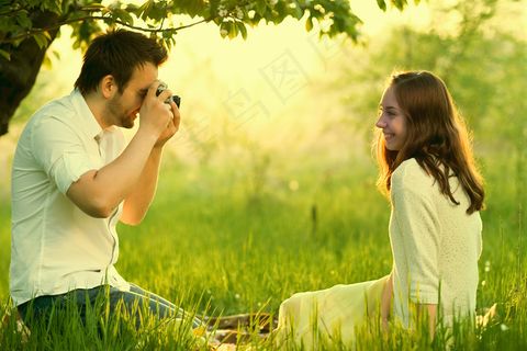 草地上拍照的夫妻图片
