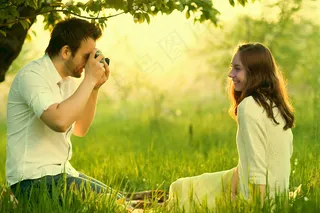 草地上拍照的夫妻图片