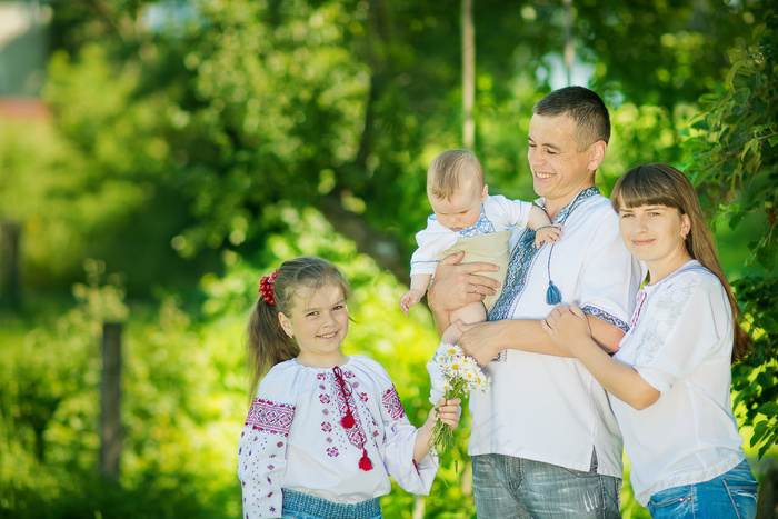 温馨幸福家庭草坪草地父子母子亲子关爱玩耍超大超高清图片
