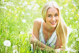 趴在草地上的美女图片