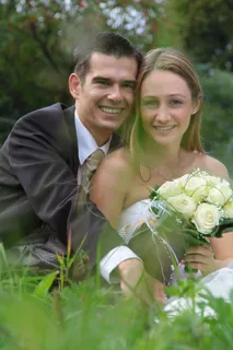 坐在草地上的情侣摄影图片