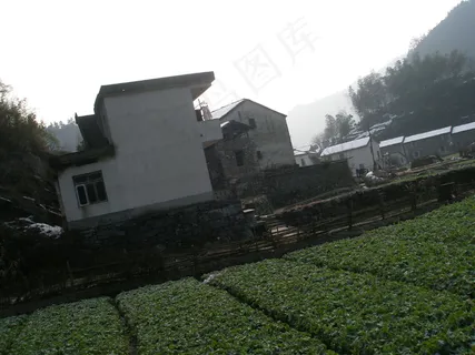 幼儿背靠二哥房子与下家源溪流