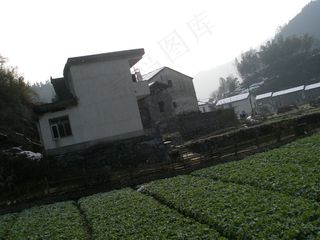 幼儿背靠二哥房子与下家源溪流