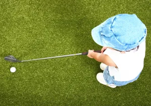 小孩打高尔夫一把绿