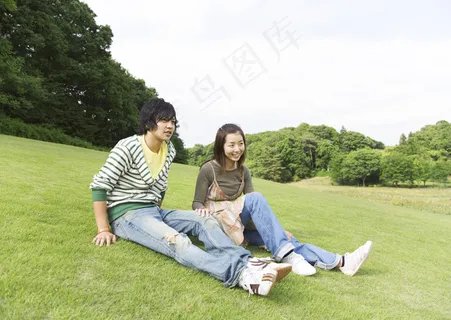 草地上的大学生情侣图片