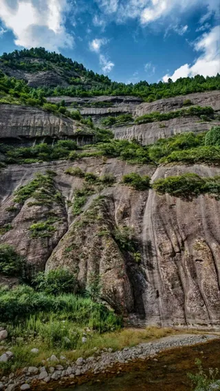 蓝天白云下的山高清摄影图片