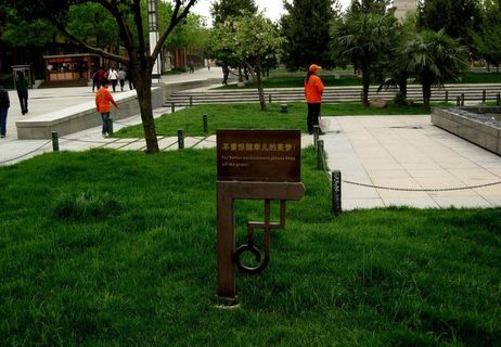 草坪警示牌图片