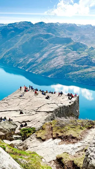 悬崖上的人与美景高清摄影图片