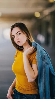 拿着牛仔衣的外国美女高清摄影图片