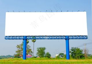 空旷草地上的露天广告牌图片