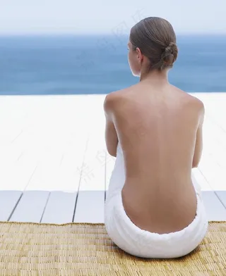 坐着的少女图片