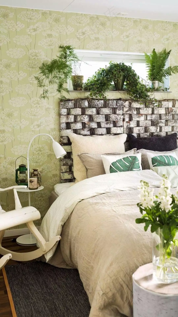 卧室床与落地灯高清摄影图片