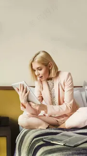 穿着职业装看着平板的外国美女高清摄影图片