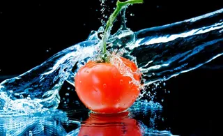 水中的西红柿图片