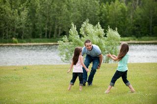 温馨幸福家庭草坪草地父子母子亲子关爱玩耍超大超高清图片