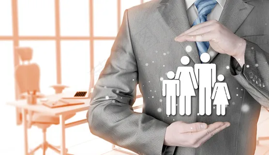 手拿储钱罐金币货币 理财保障商务金融财富增长主题