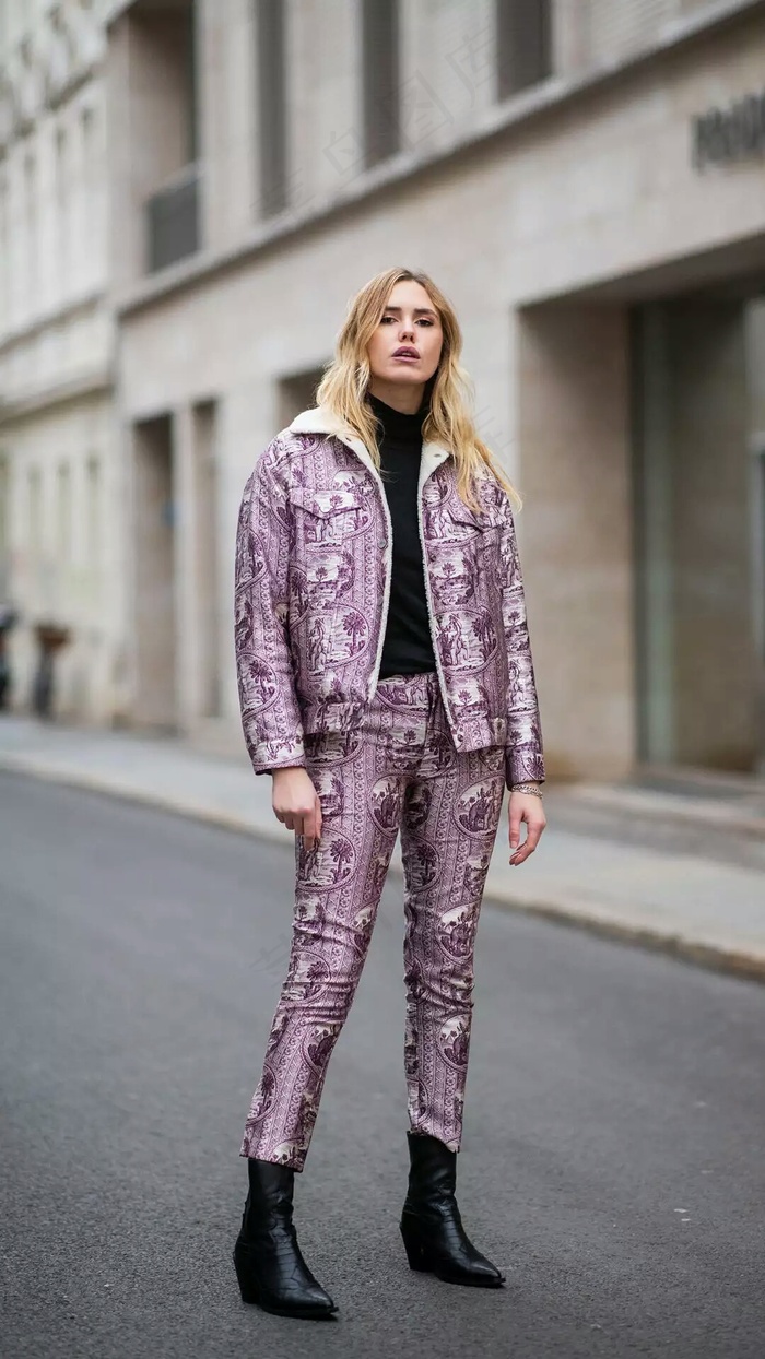 街道上的外国美女高清摄影图片