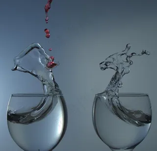 杯中酒飞溅图片