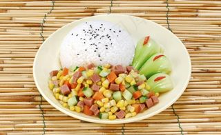 三色玉米粒盖浇饭图片