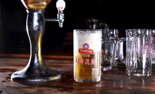 青岛扎啤和杯子图片