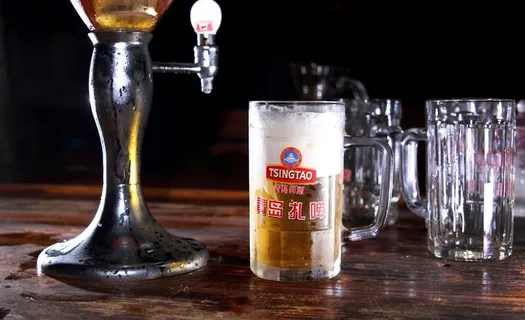 青岛扎啤和杯子图片