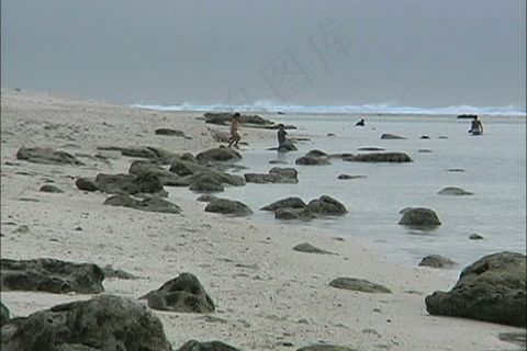 拉罗汤加岛的珊瑚岩滩股票视频 视频...