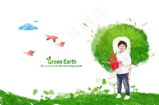 站在草坪上的小男孩