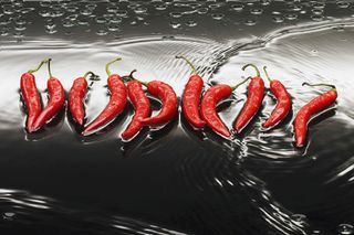 水面上的红辣椒