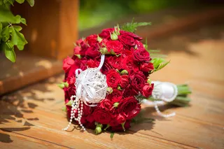 红色玫瑰花束
