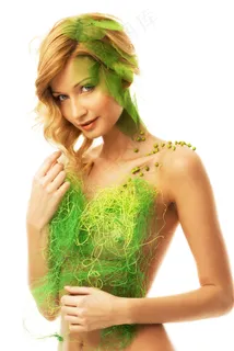 绿叶绿草美女图片