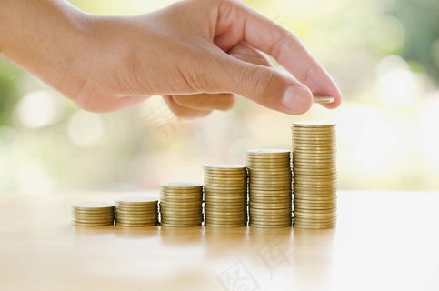 手拿储钱罐金币货币 理财保障商务金融财富增长主题