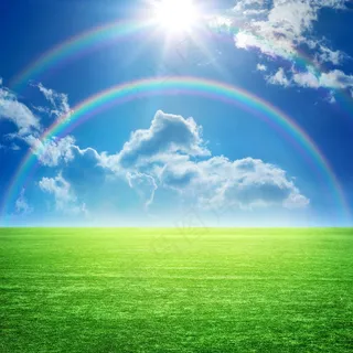 草地上的彩虹图片