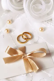 黄金对戒与婚礼贺卡图片
